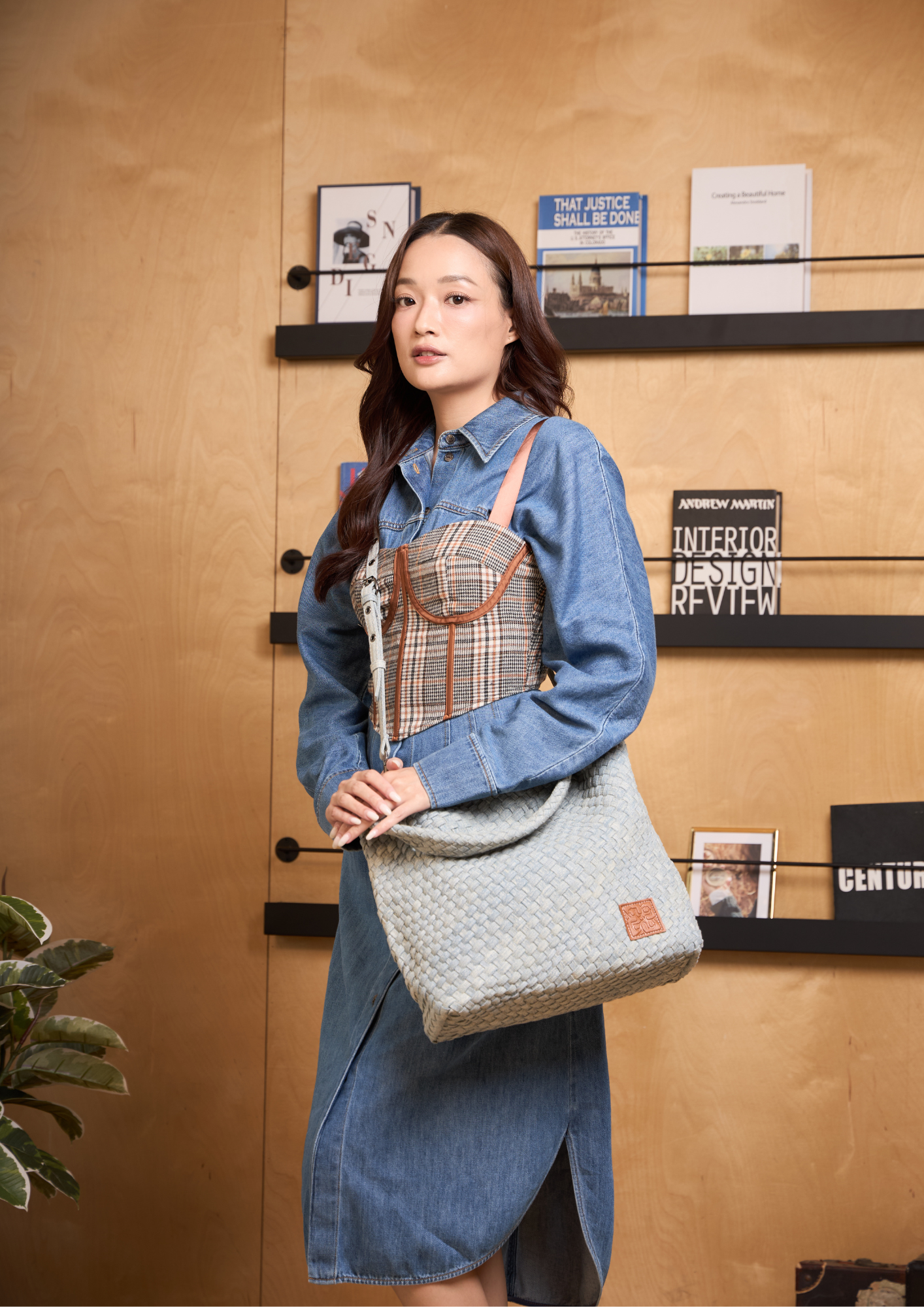 Midnight Weave – Denim Crossbody Bag L - Light