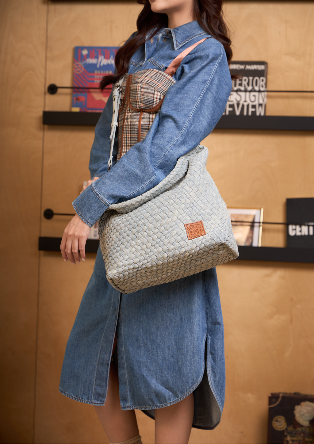 Midnight Weave – Denim Crossbody Bag L - Light