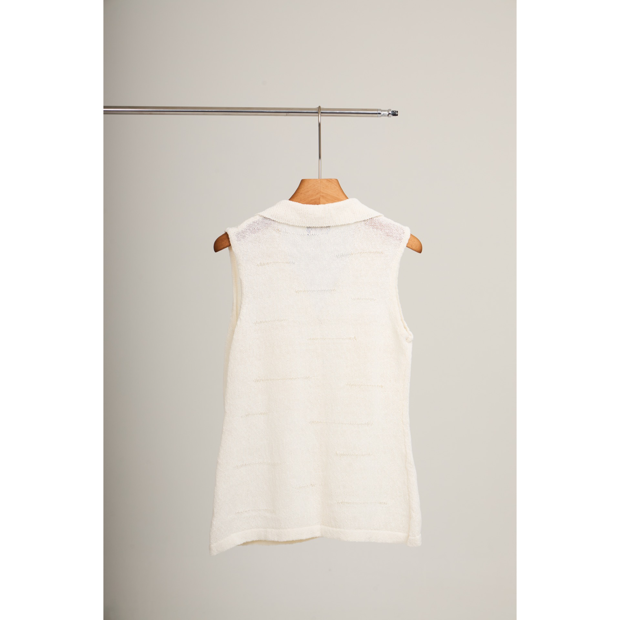 Sleeveless Knit Button Vest – White