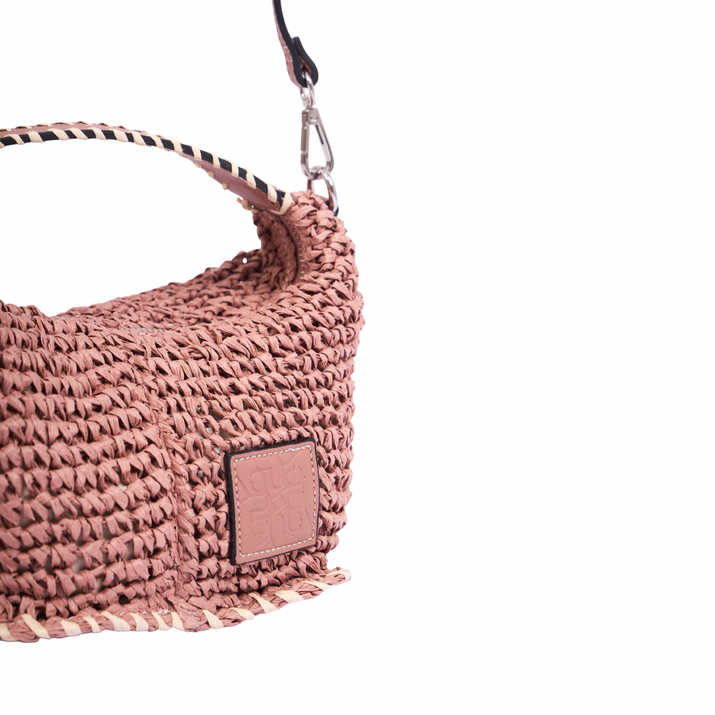 Artisan Vovage – Straw Crescent Crossbody S – Dusty Rose